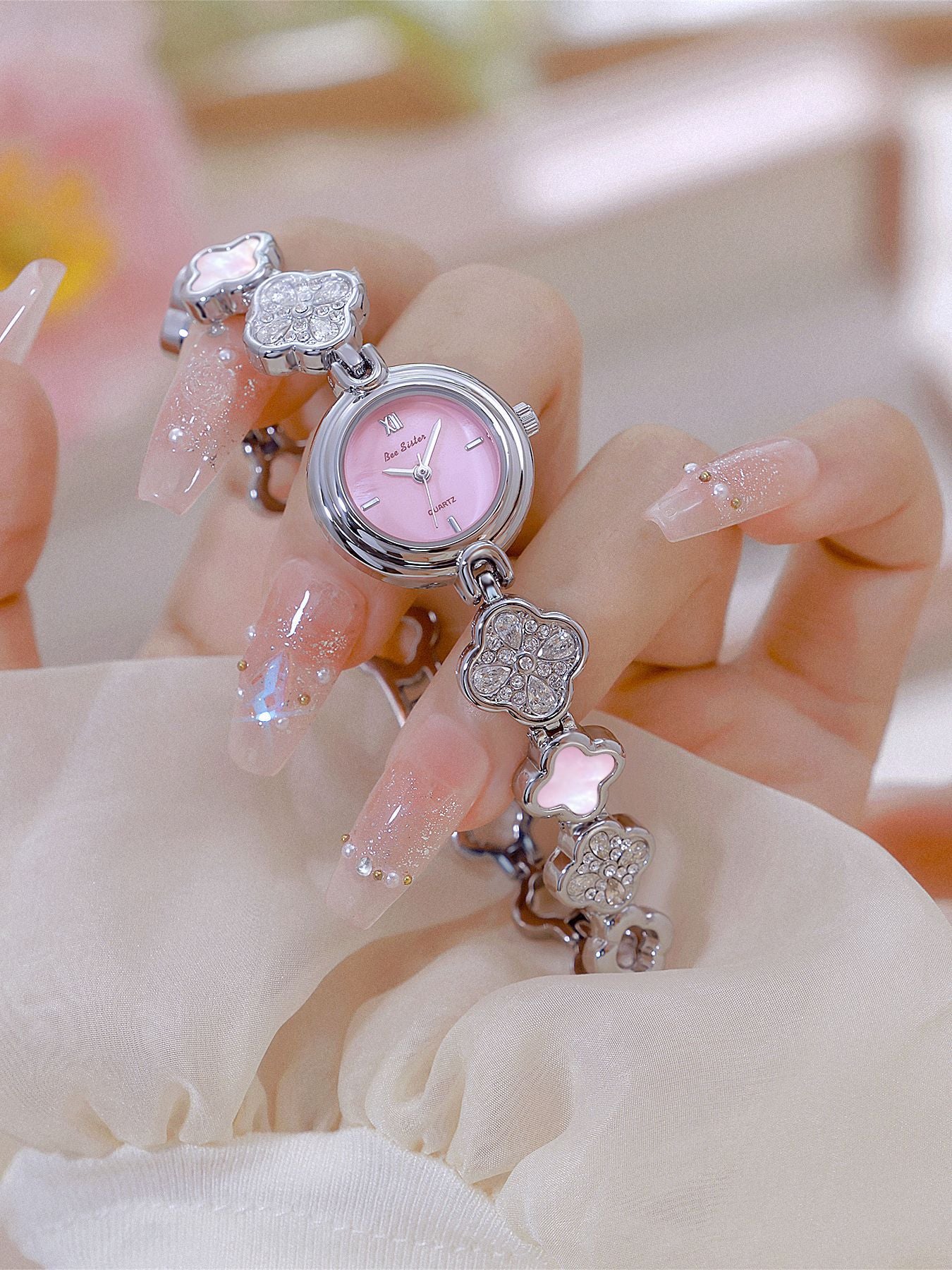 Elegant Floral Design Quartz Watch