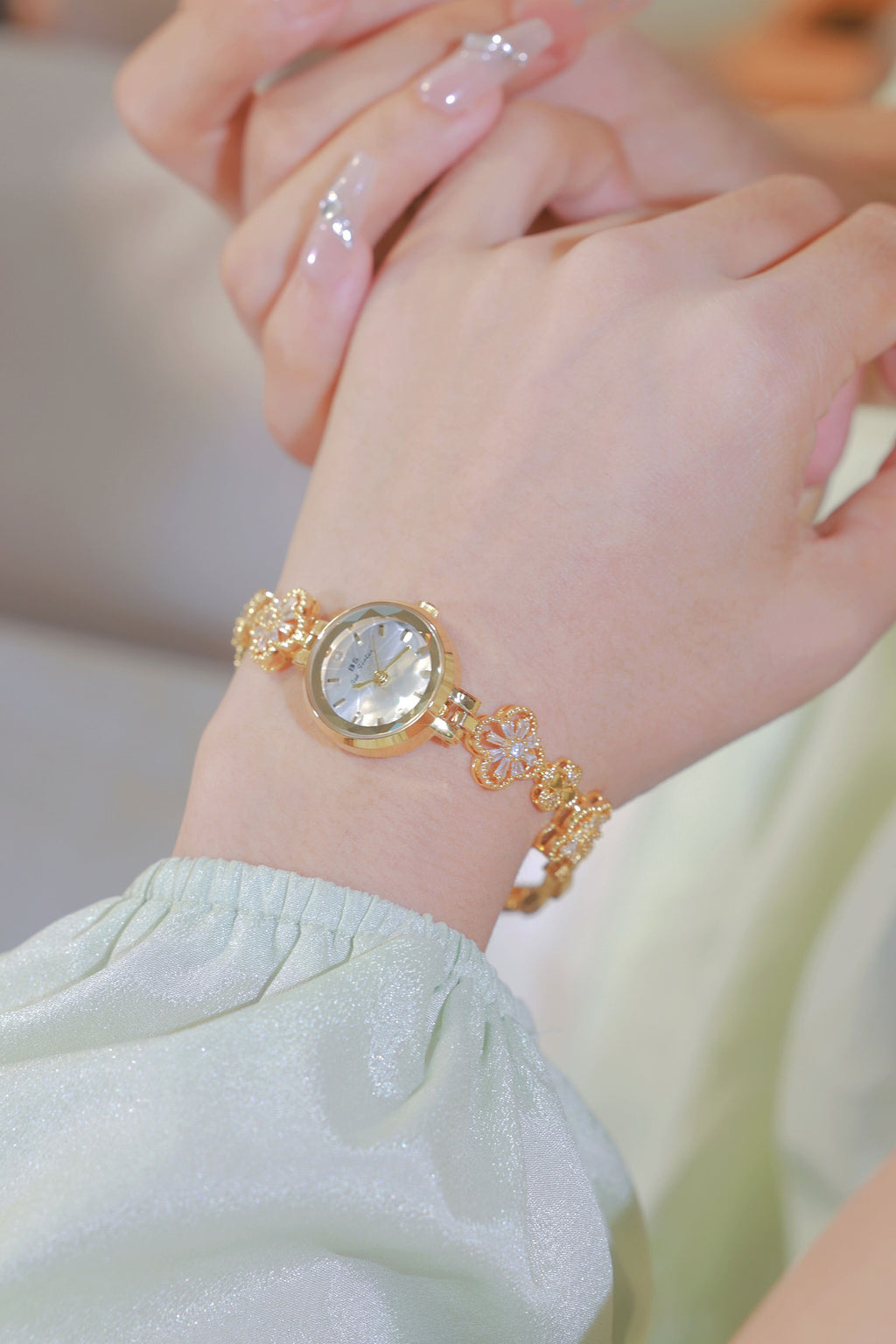 Round Minimal Dial Floral Crystal Watch