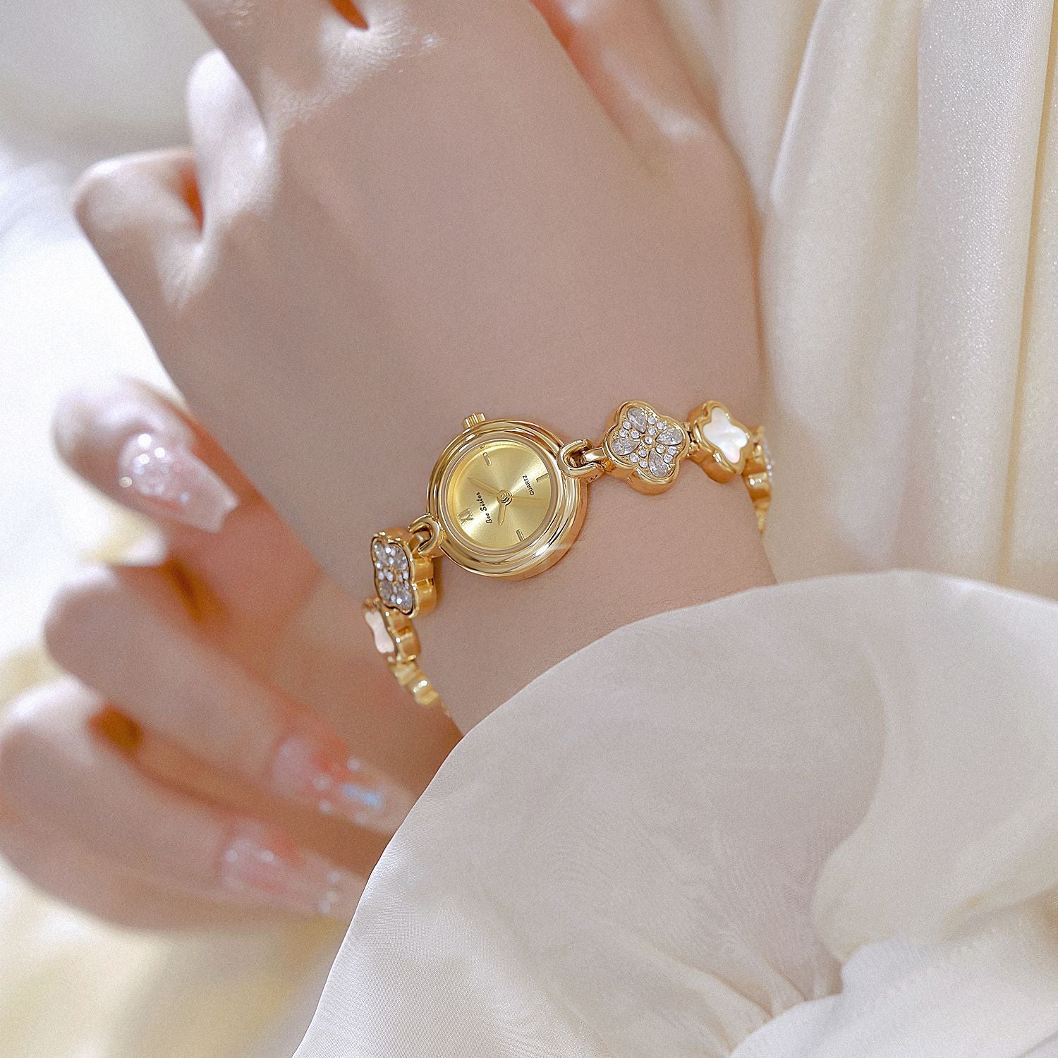 Elegant Floral Design Quartz Watch