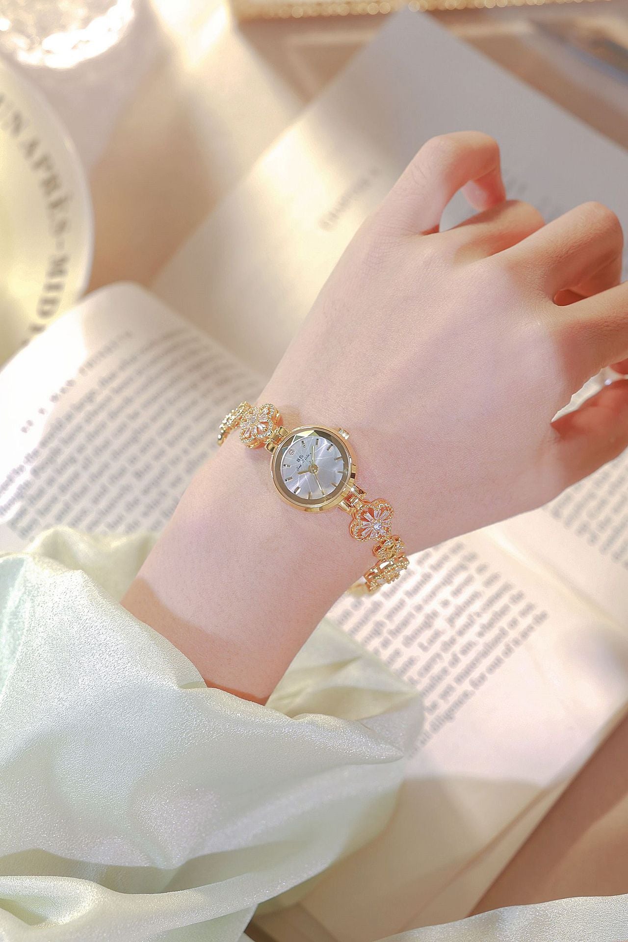 Round Minimal Dial Floral Crystal Watch