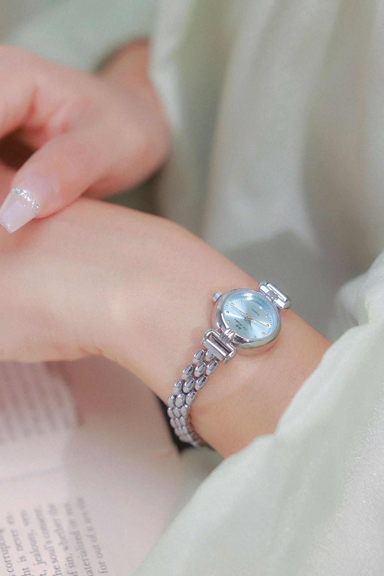 Round Crystal Dial Link Bracelet Watch