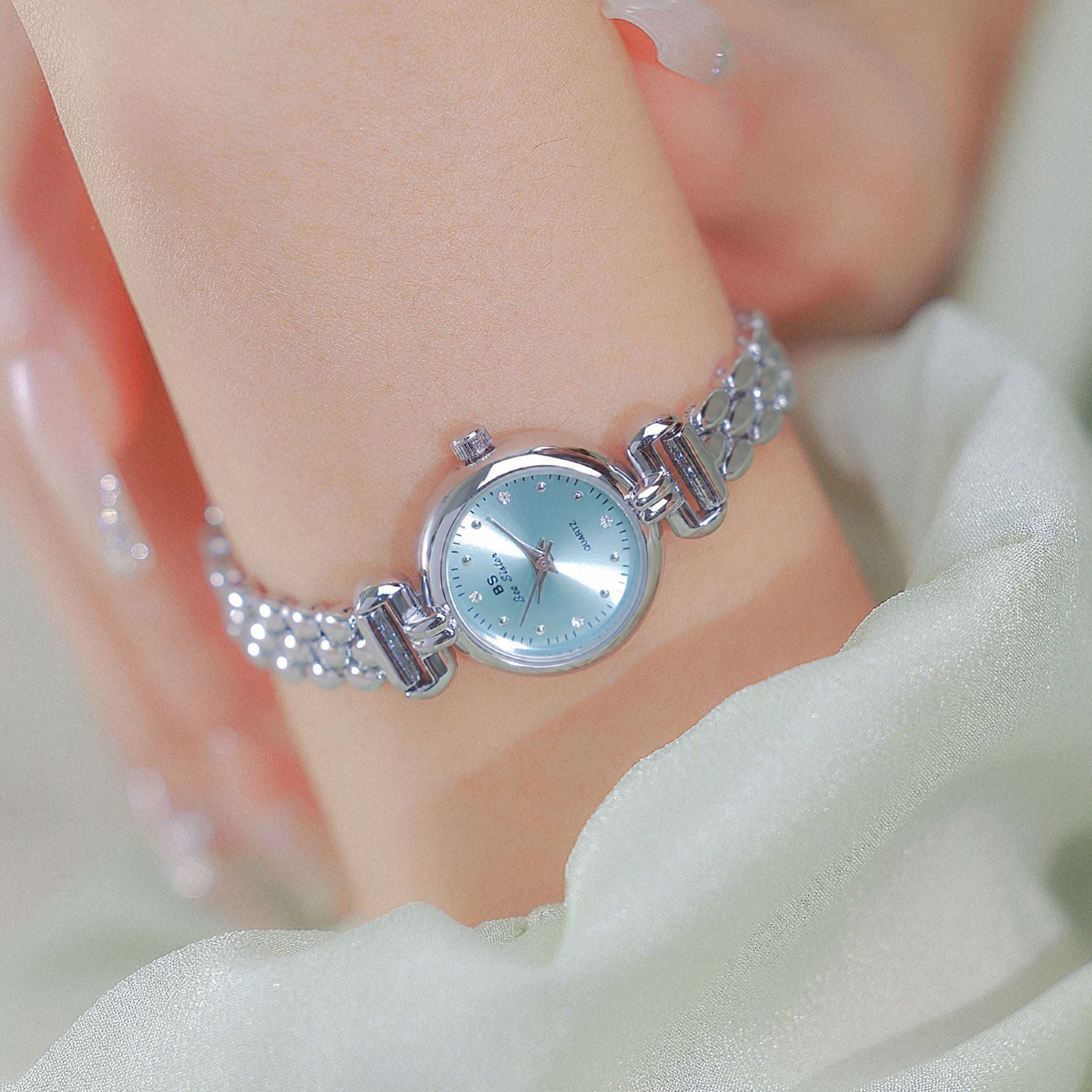 Round Crystal Dial Link Bracelet Watch