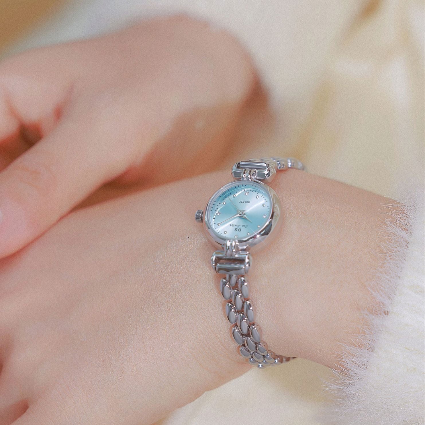 Round Crystal Dial Link Bracelet Watch