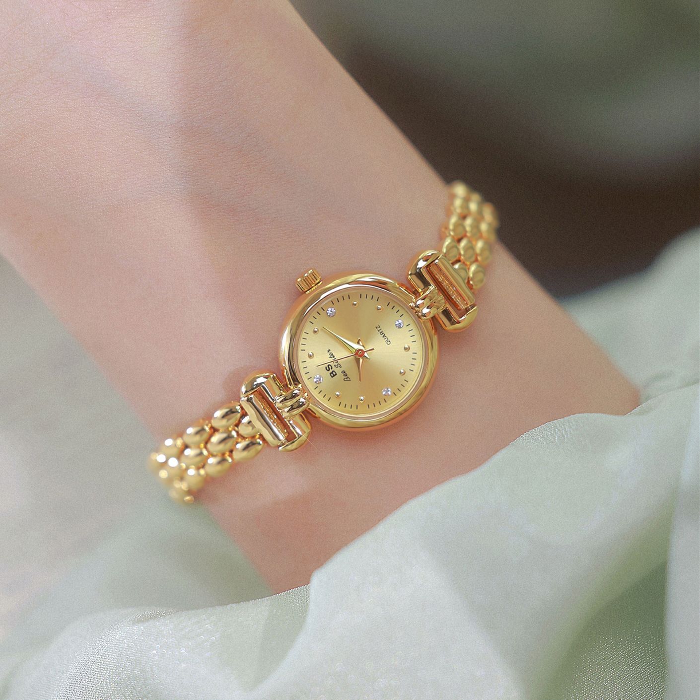 Round Crystal Dial Link Bracelet Watch