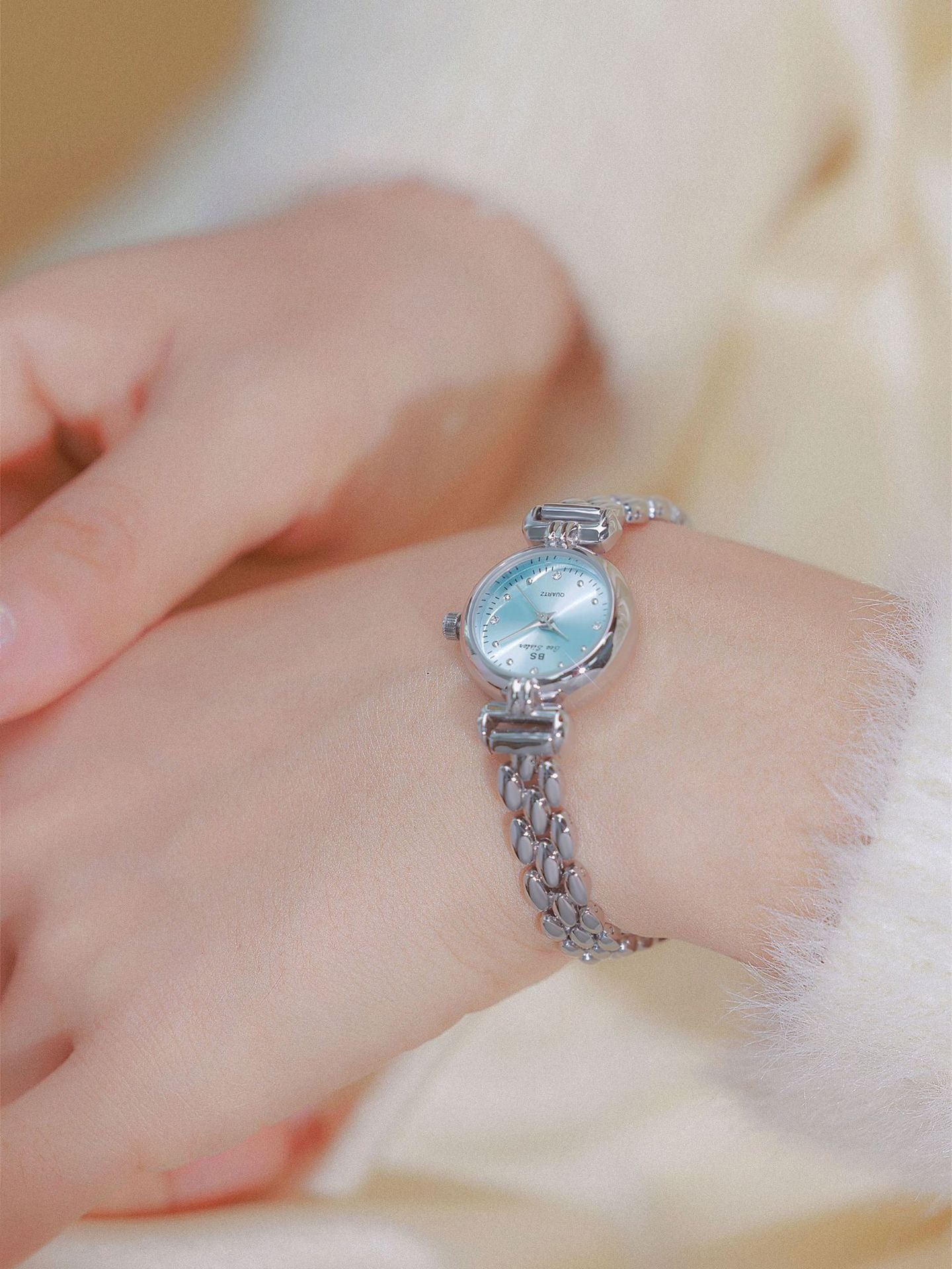 Round Crystal Dial Link Bracelet Watch