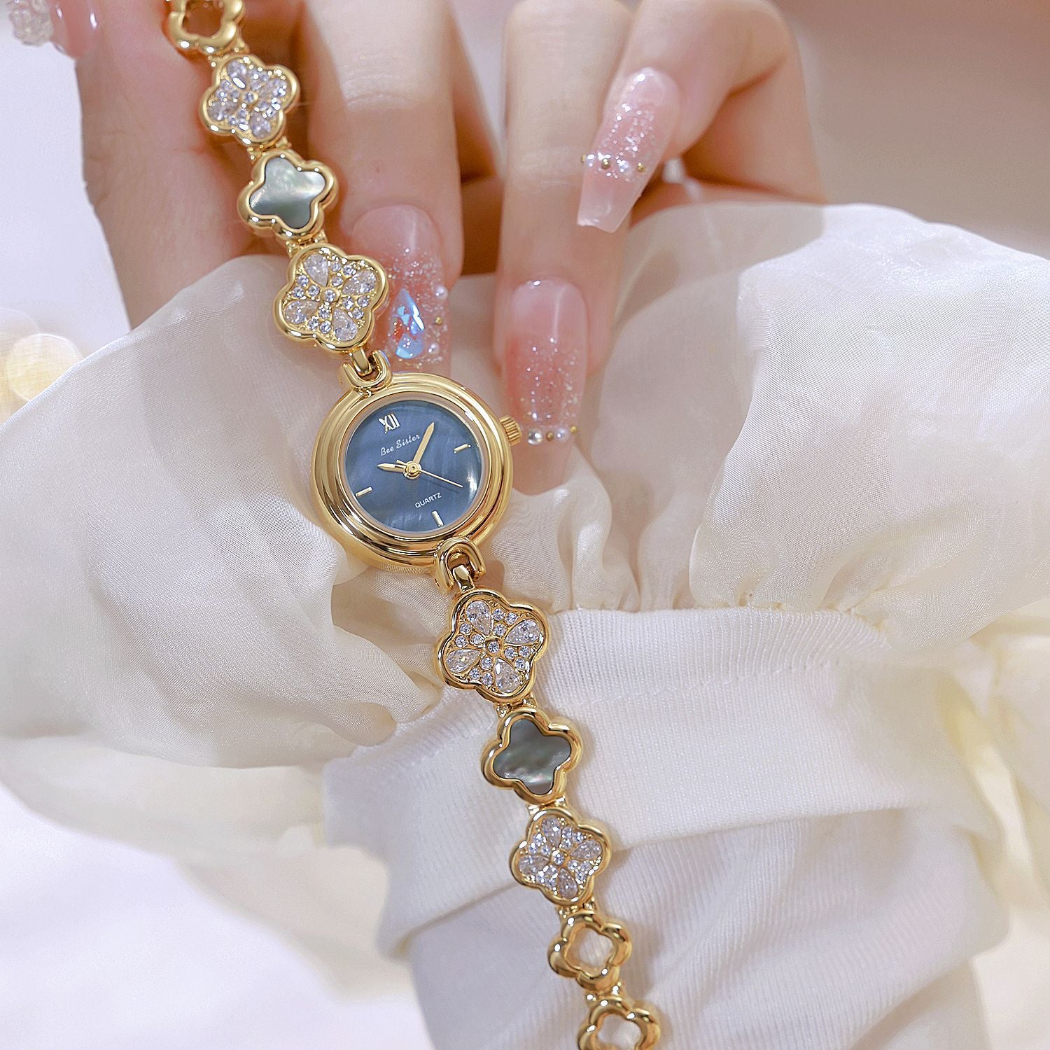Elegant Floral Design Quartz Watch