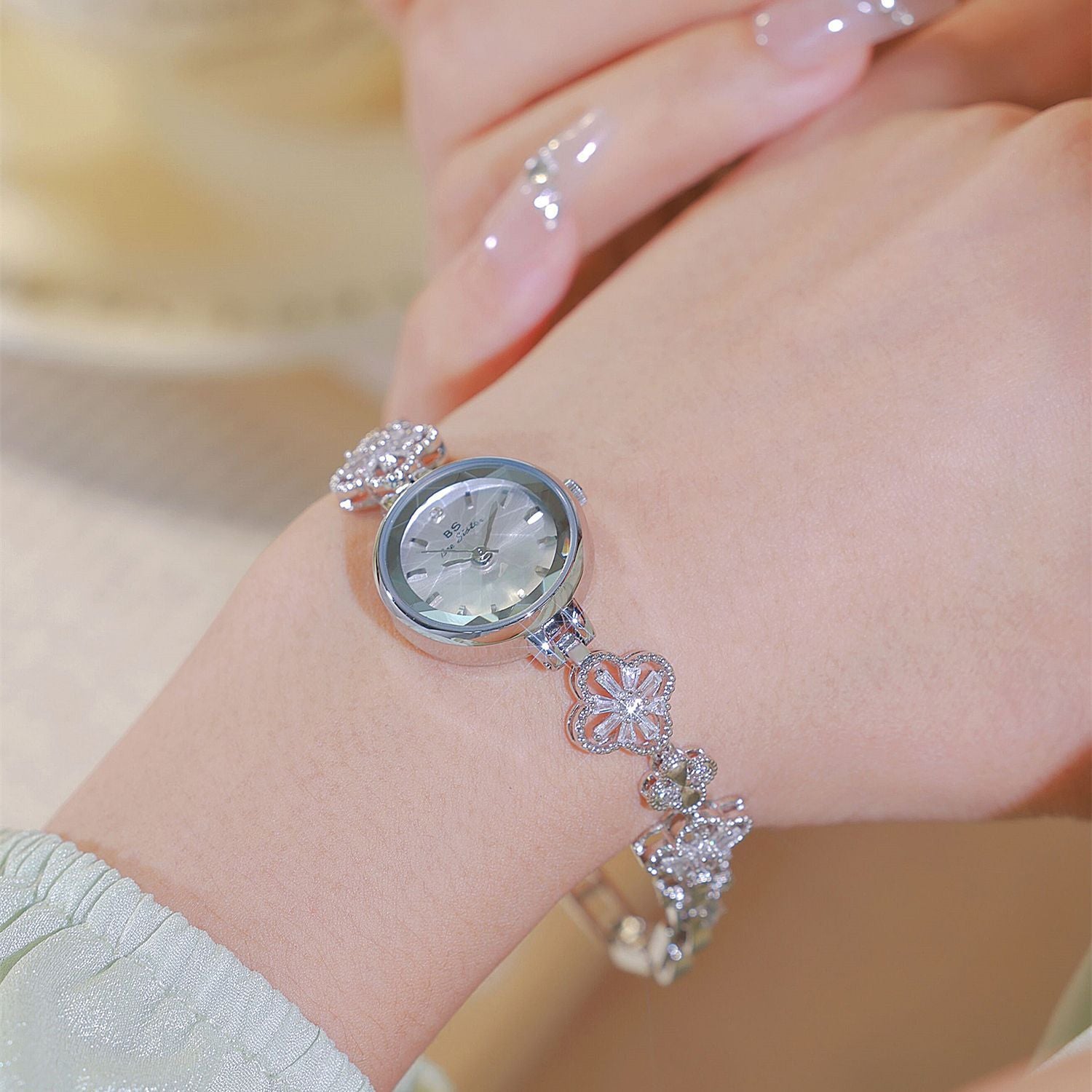 Round Minimal Dial Floral Crystal Watch